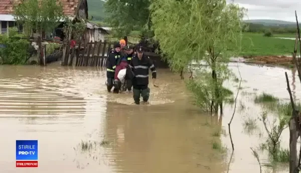 Cod galben de ploi. Localități și drumuri din mai multe județe, afectate de inundații