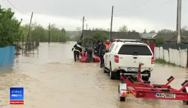 Cod galben de ploi. Localități și drumuri din mai multe județe, afectate de inundații
