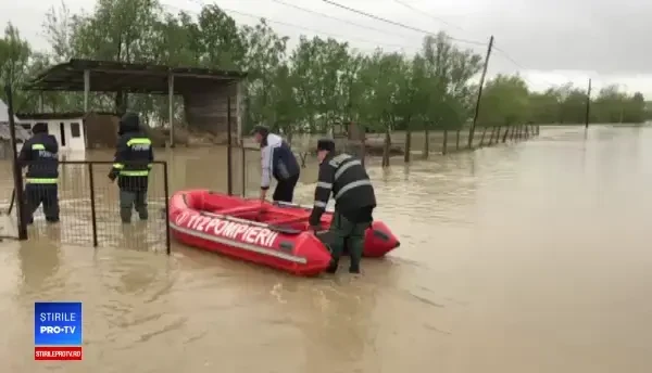 Cod galben de ploi. Localități și drumuri din mai multe județe, afectate de inundații