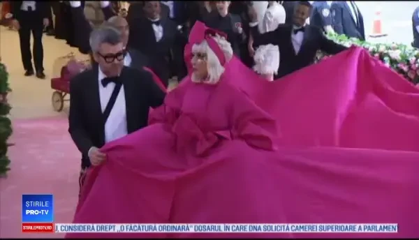 Met Gala 2019. Lady Gaga, pusă în dificultate de rochia uriașă purtată. Ce a pățit