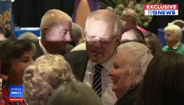 Momentul în care premierul australian este lovit cu ouă. Ce a pățit atacatoarea