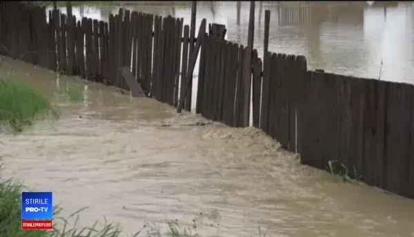 Localități din mai multe județe, afectate de inundații. Un copil de 4 ani a fost luat de apă