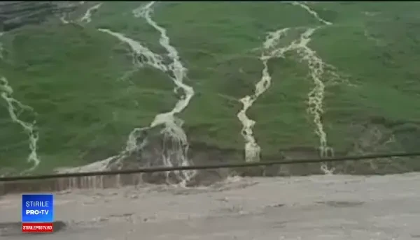 Ambulanță și un echipaj SMURD, blocate de o viitură în Argeș. Bolnavul a murit