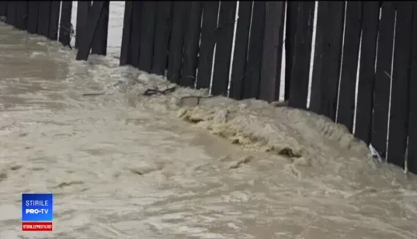 Ravagiile făcute de inundații în țară. Munți de gunoaie, pe Argeș: ”Doamne, salvează-ne!”