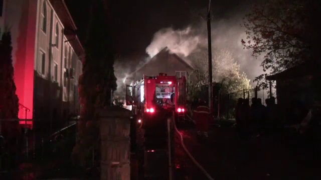 Flăcări uriașe au amenințat un cartier din Suceava. ”A făcut focul şi-o plecat de acasă”