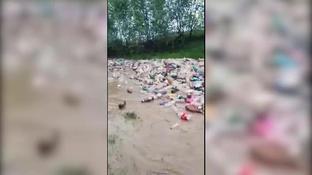 Reacția ministrului Apelor după viitura cu tone de gunoaie din Argeș. Primarii își pasează vina