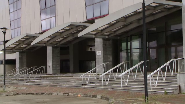 O clădire uriaşă de 9 milioane de € stă închisă în Iași. "Mai e un pic şi cresc ciuperci"