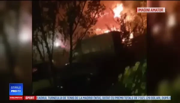 Flăcări uriașe au amenințat un cartier din Suceava. ”A făcut focul şi-o plecat de acasă”