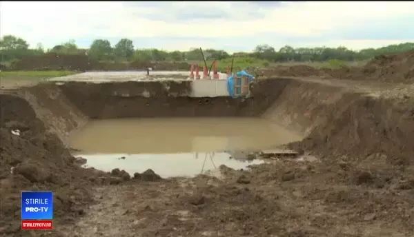 Dublă tragedie în Dâmboviţa! O fetiţă a murit înecaţi într-o groapă, iar fratele care a sărit să o salveze a pierit şi el