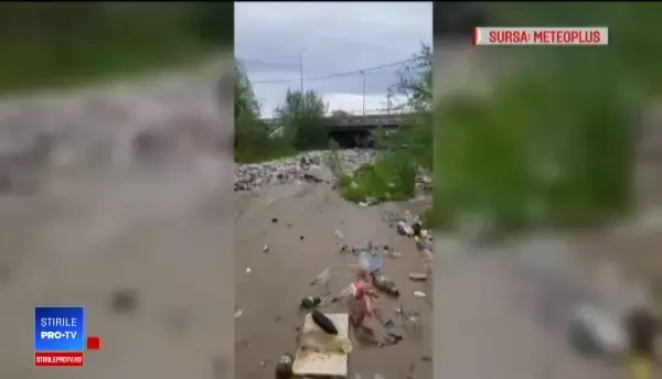 Reacția ministrului Apelor după viitura cu tone de gunoaie din Argeș. Primarii își pasează vina