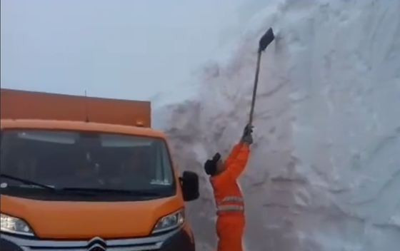 Zăpada a ajuns la 4 metri pe Transalpina și depășește utilajele de deszăpezire
