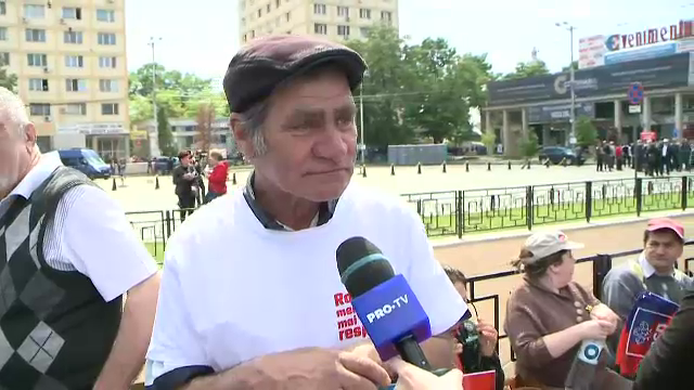 Participant la mitingul PSD din Iași: ”Stăm şi aşteptăm programul. Nu știu cine vine”