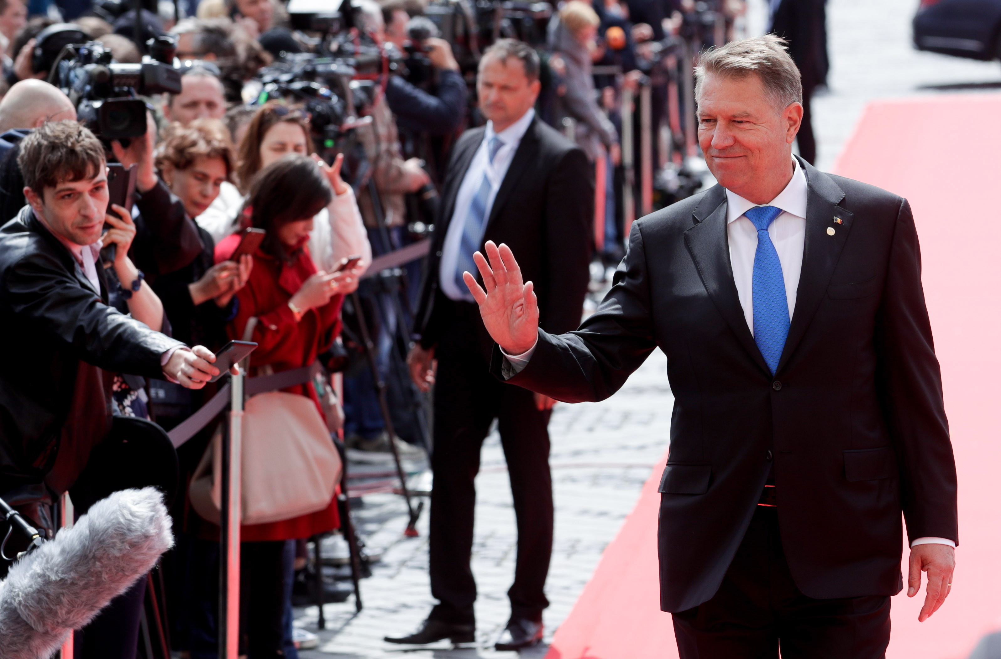 Iohannis şi Tusk, primiți cu aplauze la spectacolul organizat în Piaţa Mare din Sibiu