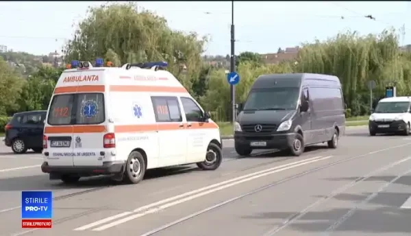 Două tinere lovite de o maşină acroşată de o alta. Ce s-a întâmplat cu fetele