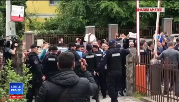 Dăncilă, huiduită la Cluj. S-a ascuns de protestatari, organizatorii au schimbat locul întâlnirii