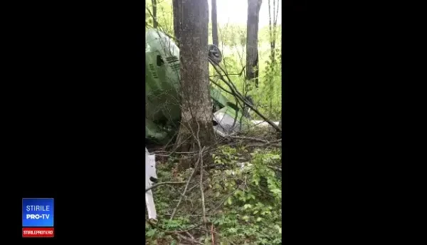 Cazul misterios al elicopterului prăbușit descoperit într-o pădure din Maramureș. Ce suspectează anchetatorii