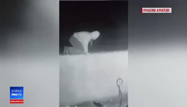 Momentul în care 2 tineri fură o bicicletă din curtea unui vecin. Imaginile devenite virale