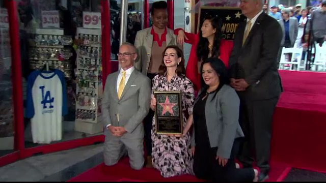 Anne Hathaway a primit o stea pe bulevardul Walk of Fame