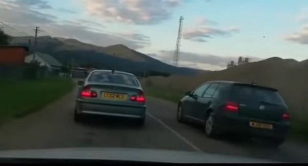 Echipaj de poliție blocat în trafic de două mașini care ”escortau” un contrabandist. VIDEO