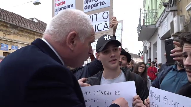 Momentul în care directorul liceului îi ceartă pe elevii care au venit la protestul din Arad. VIDEO