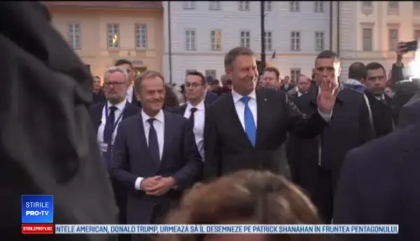 Iohannis şi Tusk, primiți cu aplauze la spectacolul organizat în Piaţa Mare din Sibiu