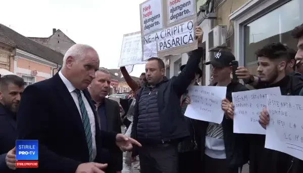 Momentul în care directorul liceului îi ceartă pe elevii care au venit la protestul din Arad