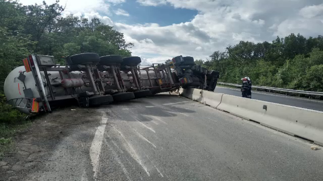 Alertă pe DN 65, după ce o autocisternă încărcată cu substanțe chimice s-a răsturnat