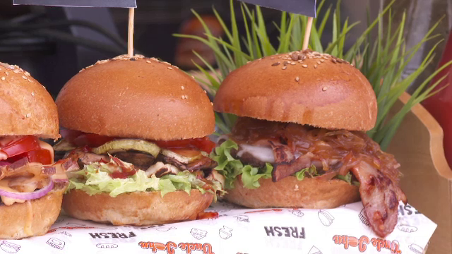 Festivalul burgerilor la București. Zeci de bucătari au gătit peste 60 de sortimente