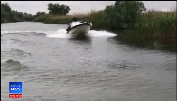 Incident în Delta Dunării. Un fotograf a fost atacat în timp ce se plimba cu un grup de străini
