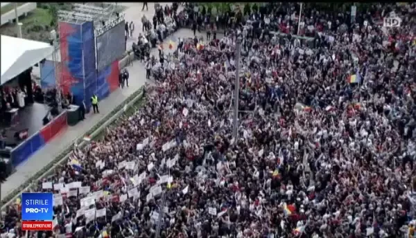 Protestatarii din Galați au aruncat mărunțis manifestanților PSD, după miting