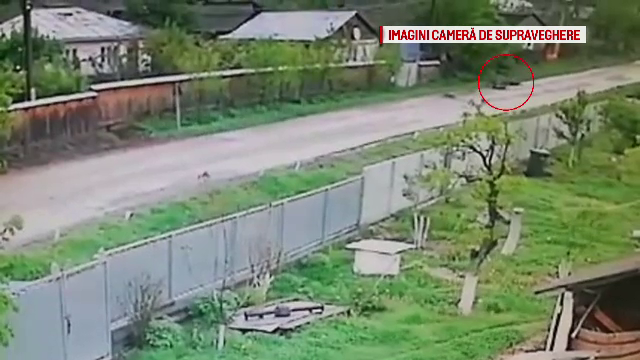 Momentul în care un biciclist intră într-un pieton, apoi cade pe asfalt și moare