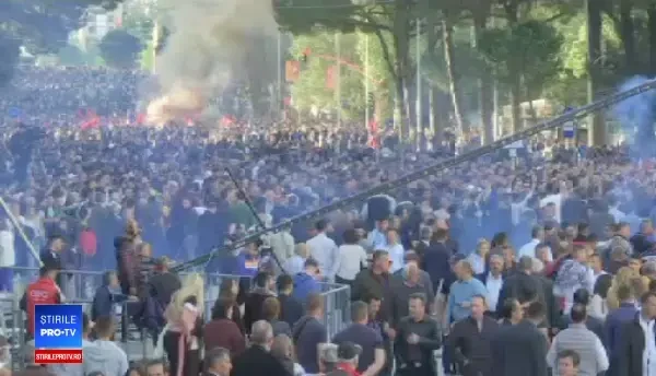 Biroul premierului albanez, atacat de protestatari cu cocktailuri Molotov