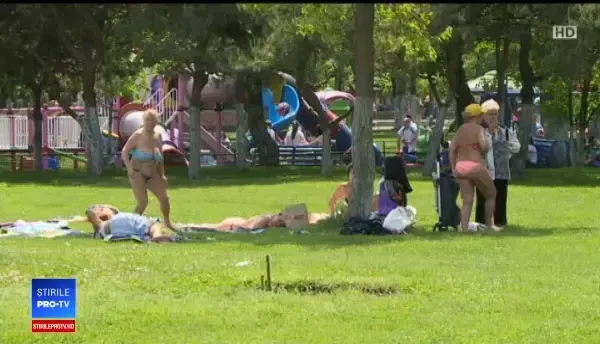 Românii s-au bucurat de vremea caldă și au ieșit la plajă în parcuri sau ștranduri