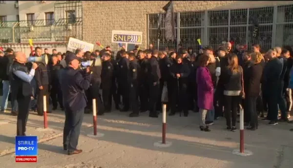 Gardienii din închisori au început proteste în masă. La Rahova, deținuții nu au fost scoși din celule
