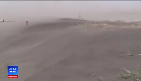 Nor uriaș de cenușă la marginea unui oraș. Localnicii, forțați să rămână în case