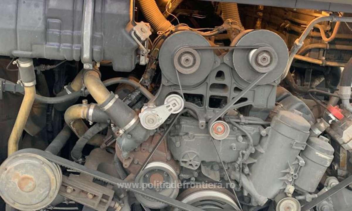 Descoperirea polițiștilor români sub motorul unui autocar turcesc