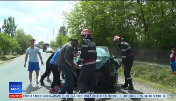 O șoferiță de 33 de ani a intrat pe contrasens și a lovit o mașină în care se afla o familie