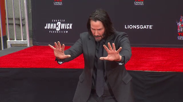 Keanu Reeves și-a lăsat amprentele în cimentul de la Hollywood