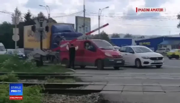 Imagini incredibile la Bacău. Mecanicul de locomotivă oprește și mută șoferul oprit aproape de linie