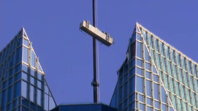 Video cu platforma unor alpiniști utilitari scăpată de sub control la 300 m altitudine