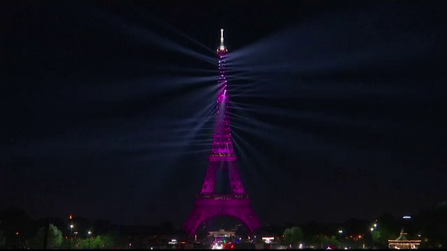130 de ani de la prima vizită în Turnul Eiffel. Momentul, marcat cu un spectacol grandios