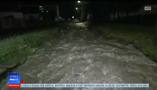 Viituri devastatoare în Bistrița și Mureș. Oamenii și-au părăsit locuințele inundate