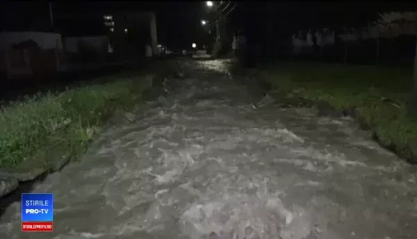 Viituri devastatoare în Bistrița și Mureș. Mai multe gospodării au fost inundate