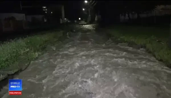 Au fugit din calea inundațiilor cu ce aveau pe ei, iar acum vor avea încă o noapte grea