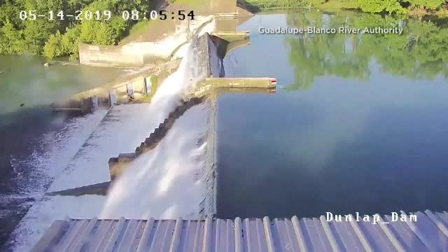 Momentul în care un baraj s-a rupt sub presiunea apei dintr-un lac, în Texas