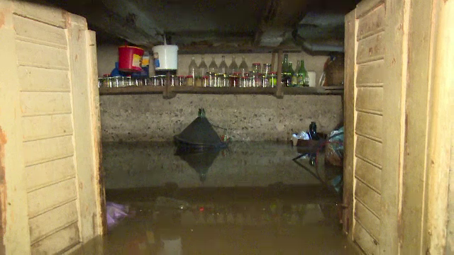 Orașul Bistrița, inundat de 3 zile. Apele revărsate de canalizări au ajuns &icirc;n pivnițe