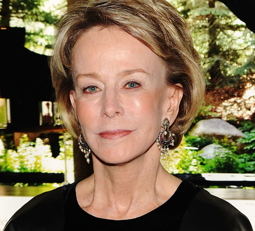 Una dintre cele mai bogate femei din SUA, victima românilor. I-au spus că are un virus