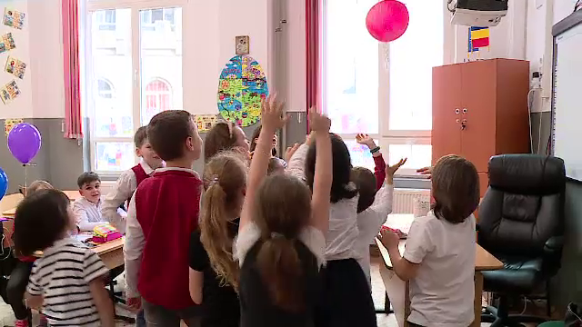 Şcoli din România unde notele nu contează. Ce spun studiile despre elevii care învaţă aici