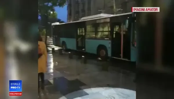 Două autobuze ale STB s-au ciocnit lângă Cișmigiu. Unui șofer i s-a făcut rău la volan