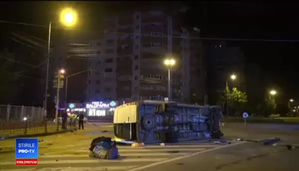 Un microbuz cu 16 oameni s-a răsturnat în Bacău. Pasagerii spun că șoferul vorbea la telefon